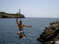 Saltar desde las rocas Porto Colom